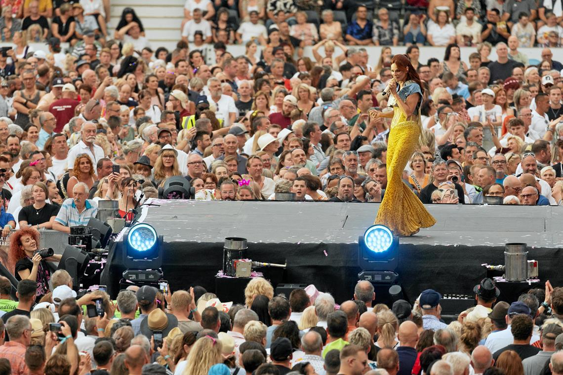 Andrea Berg bei der Eröffnung ihres Open-Air-Konzerts im Fautenhau. Foto: Alexander Becher