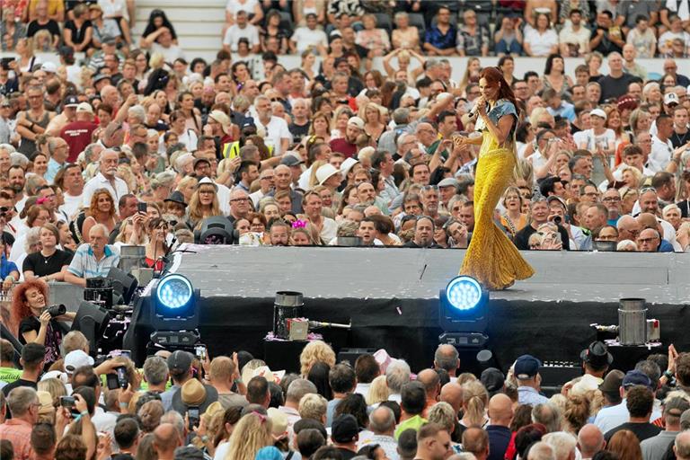 Andrea Berg bei der Eröffnung ihres Open-Air-Konzerts im Fautenhau. Foto: Alexander Becher