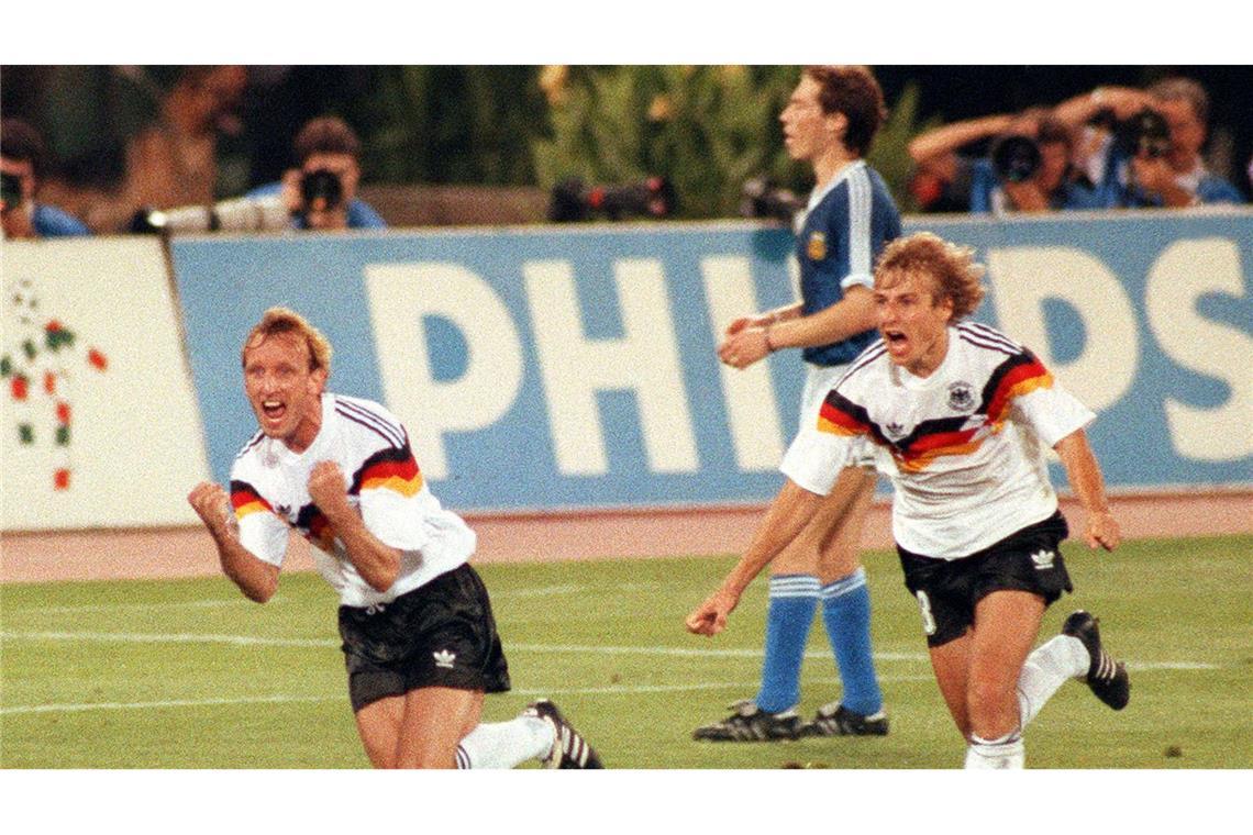 Andreas Brehme (l) und Jürgen Klinsmann jubeln nach dem verwandelten Elfmeter im WM-Finale gegen Argentinien.