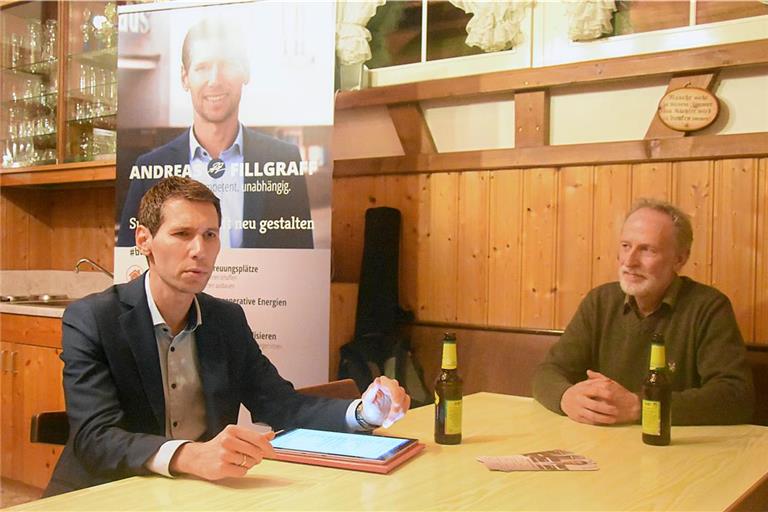 Andreas Fillgraff begrüßt im Vereinsheim der Heimatfreunde Bartenbach/Schleißweiler unter anderem den Hausherrn, den langjährigen Vorsitzenden Uwe Birkendorf. Foto: Tobias Sellmaier