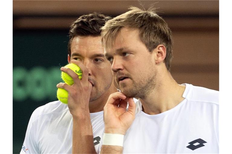 Andreas Mies (l) und Kevin Krawietz wollen ihren Vorjahres-Coup wiederholen und erneut die French Open im Doppel gewinnen. Foto: Federico Gambarini/dpa