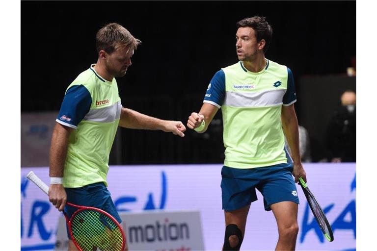 Andreas Mies (r) und Kevin Krawietz unterlagen im Finale von Köln der Doppel-Konkurrenz Klaasen/McLachlan mit 2:6 und 4:6. Foto: Jonas Güttler/dpa