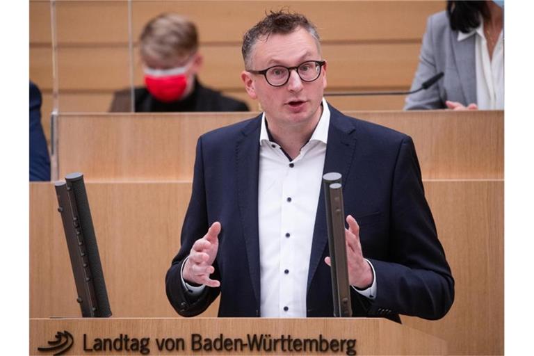 Andreas Schwarz (Bündnis 90/Die Grünen), Fraktionsvorsitzender im Landtag von Baden-Württemberg, spricht. Foto: Christoph Schmidt/dpa