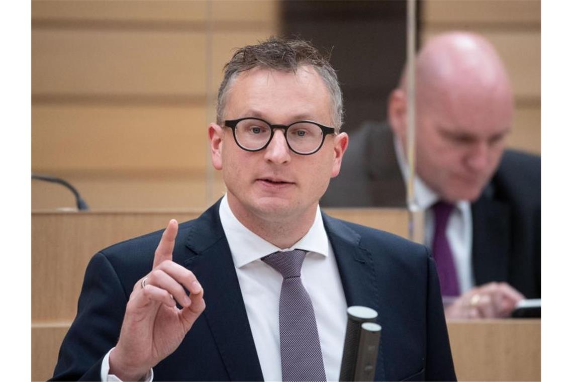 Land beschließt weitere Corona-Hilfen: 200 Millionen Euro Andreas Schwarz (Bündnis 90/Die Grünen) spricht im Landtag von Baden-Württemberg. Foto: Marijan Murat/dpa/Archivbild