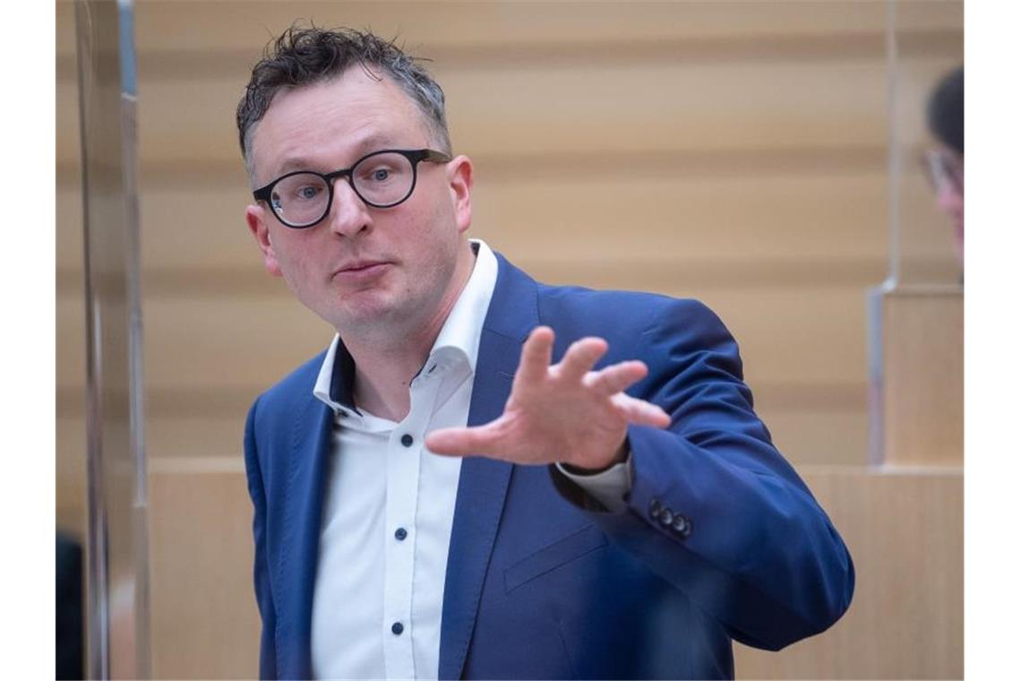 Grüne sehen viele offene Fragen rund um FFP2-Maskenpflicht Andreas Schwarz, Fraktionsvorsitzender von Bündnis 90/Die Grünen im Landtag von Baden-Württemberg, spricht. Foto: Sebastian Gollnow/dpa