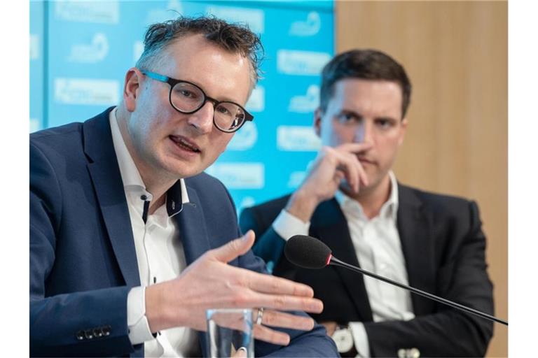 Andreas Schwarz (l) und Manuel Hagel nehmen an einer Pressekonferenz des Landtags von Baden-Württemberg teil. Foto: Marijan Murat/dpa