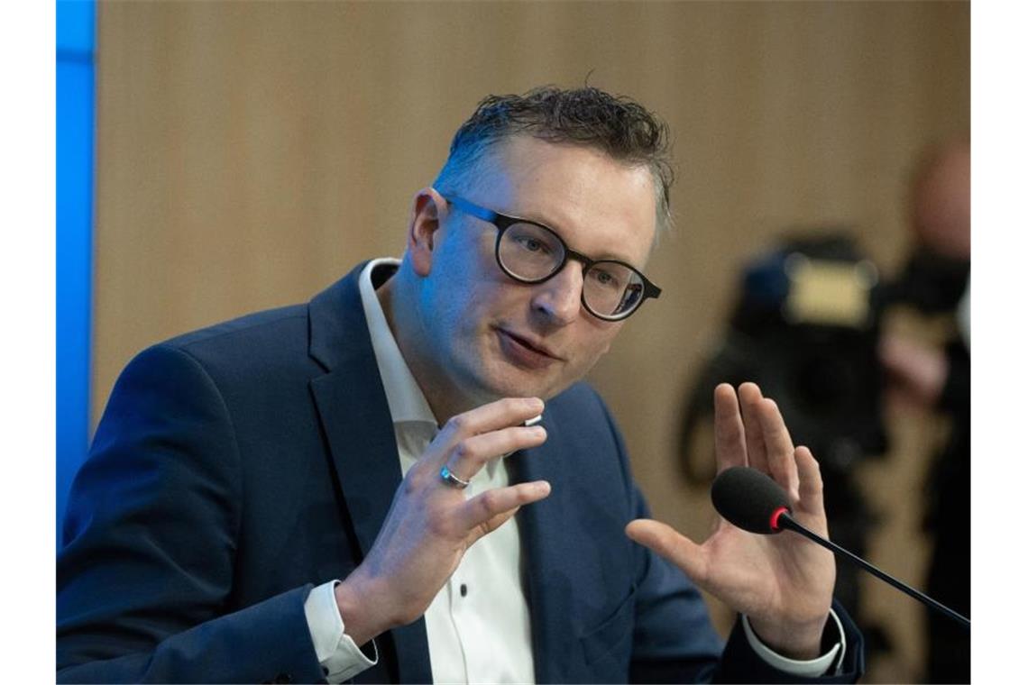 Andreas Schwarz spricht bei einer Pressekonferenz über die Ergebnisse einer Fraktionsklausur. Foto: Bernd Weißbrod/dpa