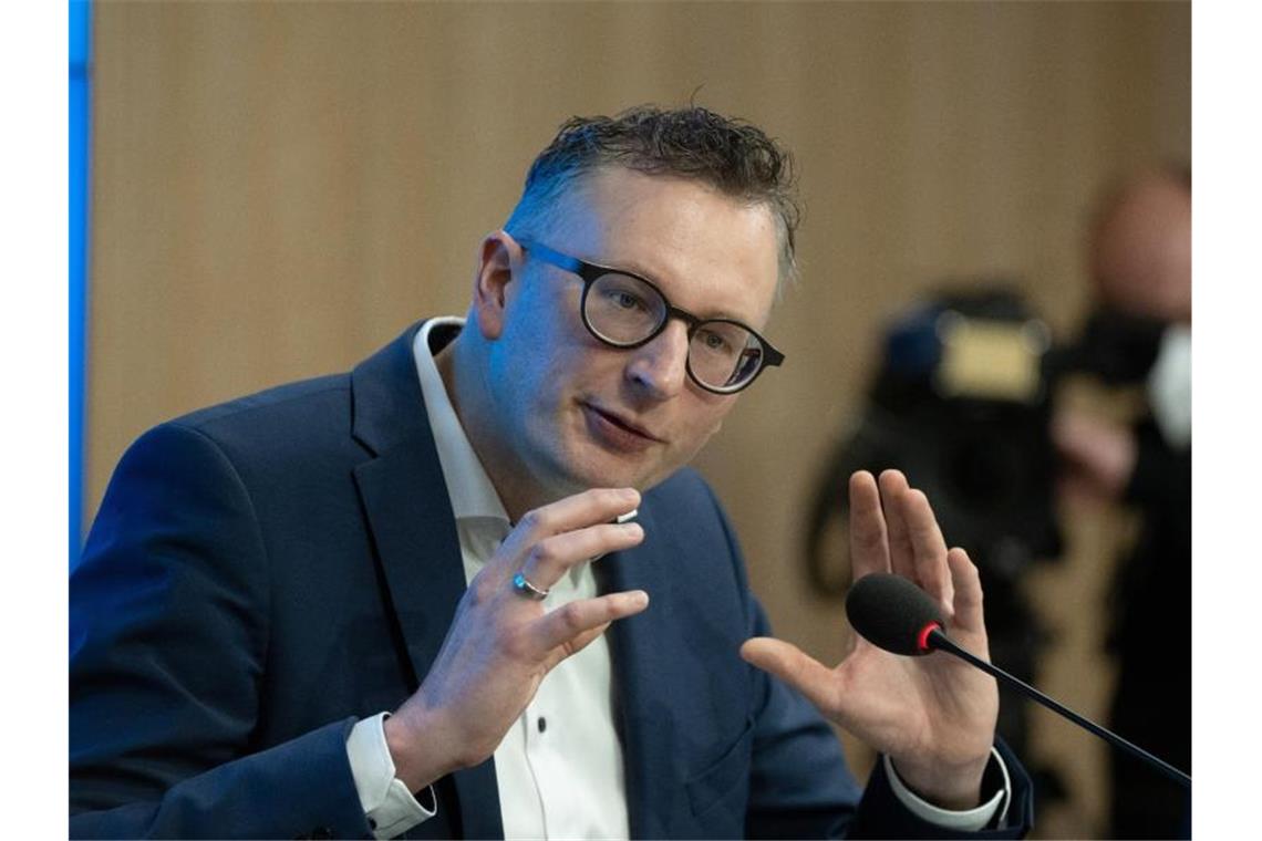 Andreas Schwarz spricht bei einer Pressekonferenz über die Ergebnisse einer Fraktionsklausur. Foto: Bernd Weißbrod/dpa