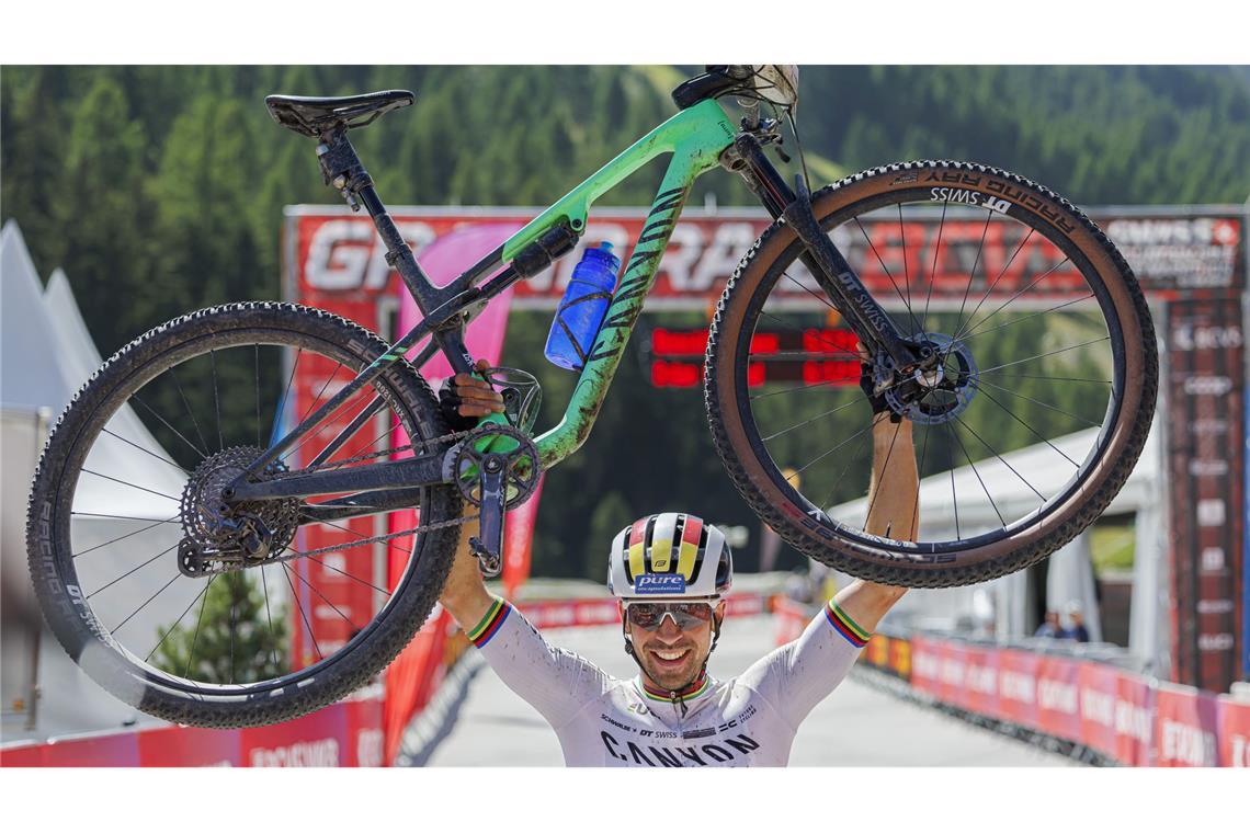 Andreas Seewald aus Deutschland feiert seinen ersten Platz auf der Ziellinie des 34. Schweizer Mountainbike-Marathons "Grand Raid" in Grimentz in der Südwestschweiz.