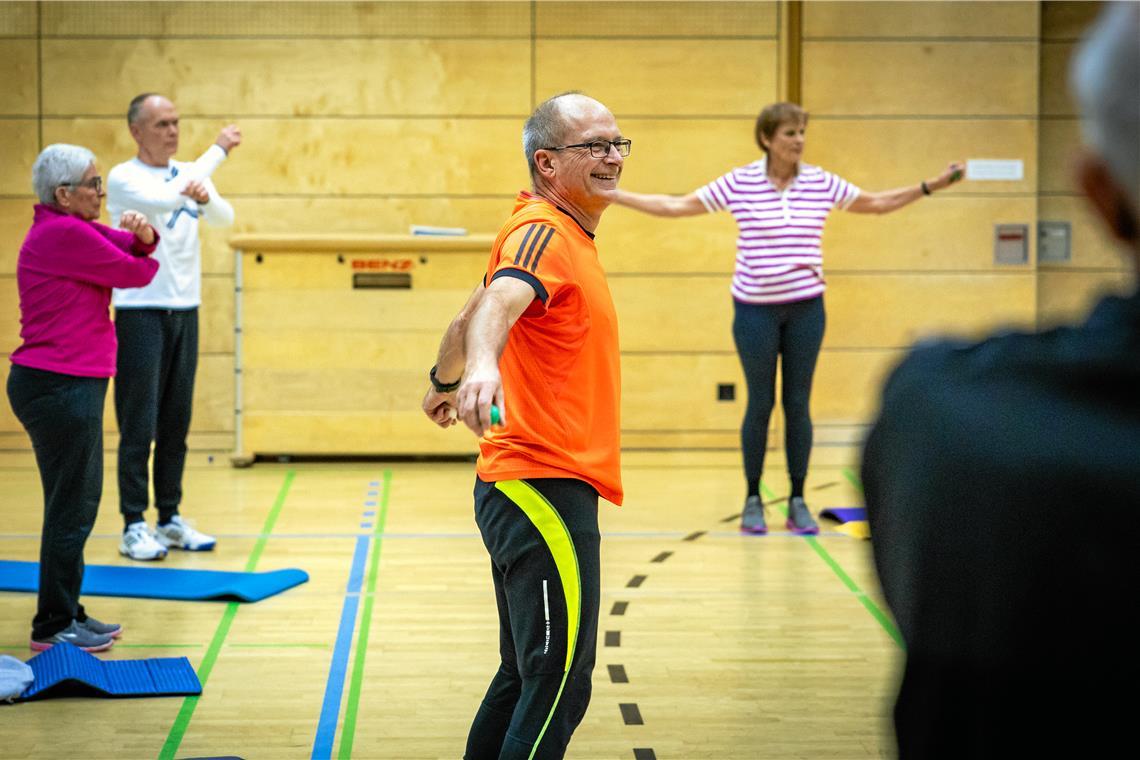 Andreas Simon (Mitte) erkrankte 2018 an Krebs. Dadurch ist er mehr als nur ein Übungsleiter, er ist „einer von ihnen“. Foto: Alexander Becher