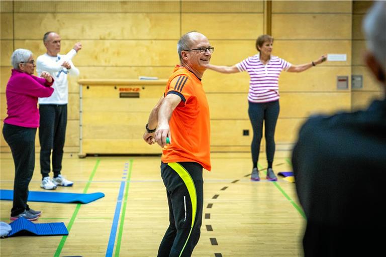 Andreas Simon (Mitte) erkrankte 2018 an Krebs. Dadurch ist er mehr als nur ein Übungsleiter, er ist „einer von ihnen“. Foto: Alexander Becher