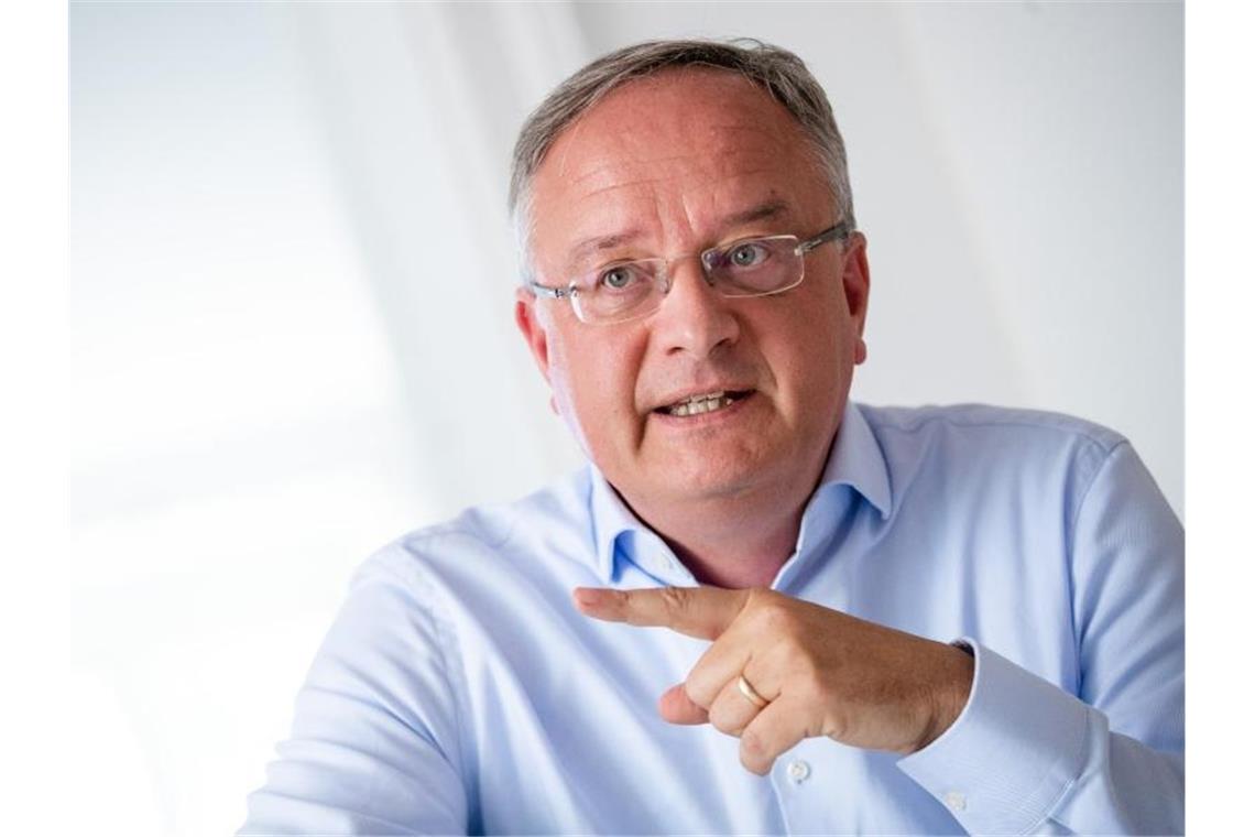 Andreas Stoch, Landesvorsitzender der SPD Baden-Württemberg, spricht. Foto: Christoph Schmidt/dpa