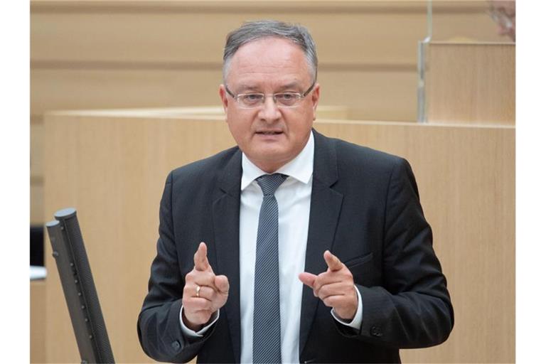 Andreas Stoch, SPD-Fraktionsvorsitzender im Landtag von Baden-Württemberg, nimmt an einer Plenarsitzung teil. Foto: Marijan Murat/dpa/Archivbild