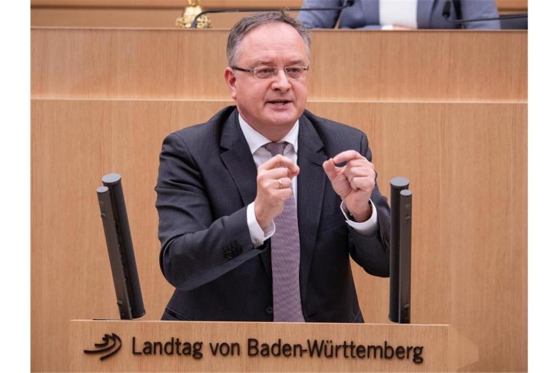SPD-Chef Stoch rechnet bei Landtagswahl mit Grünen-Sieg Andreas Stoch (SPD) spricht im Landtag von Baden-Württemberg. Foto: Christoph Schmidt/dpa/Archivbild