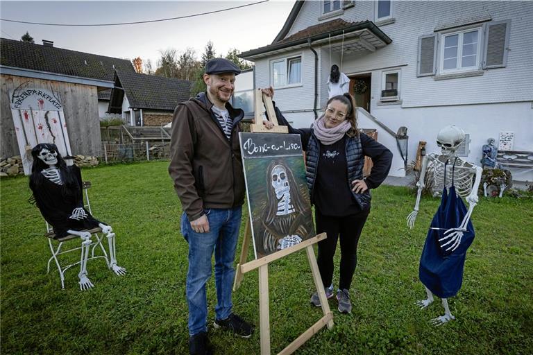 Andreas und Marija Müller verwandeln ihren Garten in einen Hingucker für Gruselfreunde. Fotos: Alexander Becher