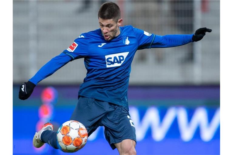 Andrej Kramaric spielt den Ball. Foto: Andreas Gora/dpa/Archivbild