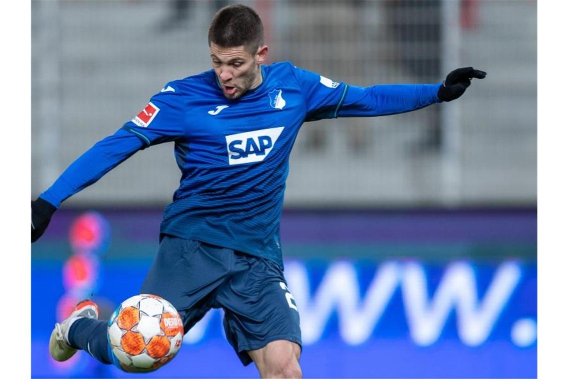 Andrej Kramaric von TSG Hoffenheim spielt den Ball. Foto: Andreas Gora/dpa/Archiv