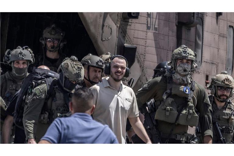 Andrey Kozlov (M), eine der vier israelischen Geiseln, die am 7. Oktober von der Hamas auf dem Nova-Musikfestival entführt wurden, kommt mit einem Hubschrauber im Sheba Medical Center an.