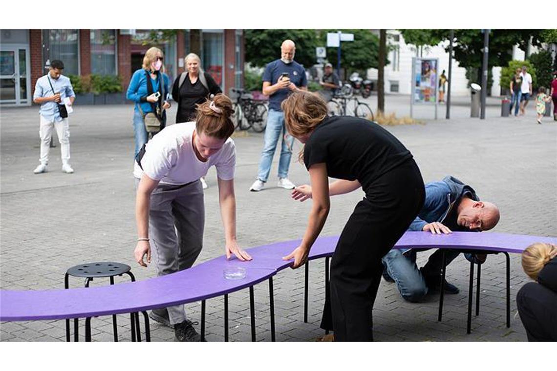 Anerkennung: Die vier Gestalterinnen Irini Schwab, Anna Ulmer, Tina Henkel und Maren Hinze von der Hochschule für Bildende Künste in Hamburg mit prototypischen Sitzmöbeln auf die unbefriedigende Situation am Hamburger Hansaplatz aufmerksam gemacht. Wo bisher das Verweilen bewusst unterbunden wurde, ist für kurze Zeit eine einladende Infrastruktur ohne Konsumzwang entstanden.