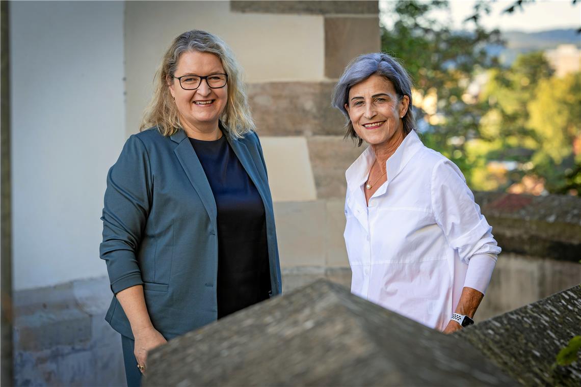 Anette Groschupp (links) hat vor zwei Jahren die Präsidentschaft im Verein „Politik mit Frauen“ von Gudrun Wilhelm übernommen. Beide Frauen sind langjährige Mitglieder des Netzwerks, das Frauen seit 20 Jahren in politischen Ämtern unterstützt. Foto: Alexander Becher