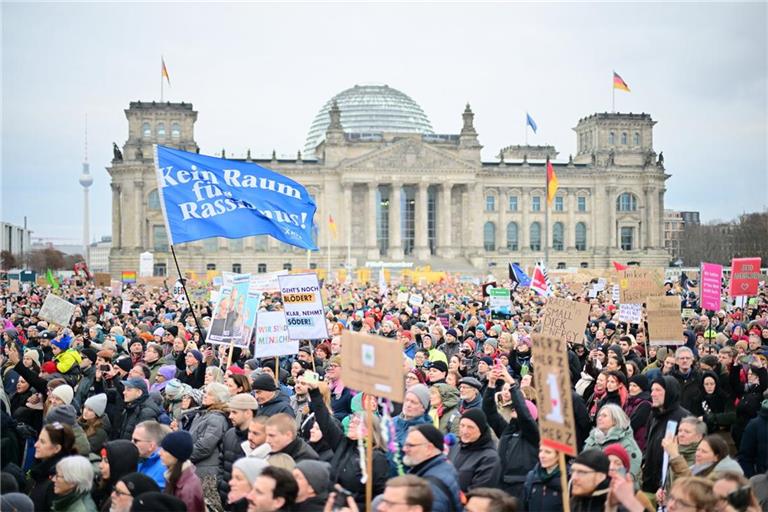 Anfang Februar in Berlin: Protestaktion unter dem Motto „Aufstand der Anständigen – Demo für die Brandmauer“ vor dem Reichstag