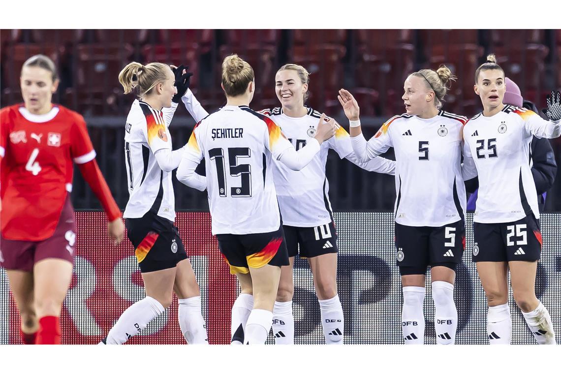 Angeführt von Laura Freigang und Lea Schüller haben die deutschen Fußballerinnen ihren vorletzten Test des Jahres mit Bravour bestanden.