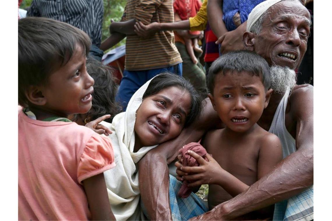 US-Regierung stuft Gräueltaten in Myanmar als Genozid ein Angehörige der muslimischen Minderheit der Rohingyas weinen an der Grenze zu Bangladesch. (Archivbild). Foto: Mushfiq Alam/AP/dpa