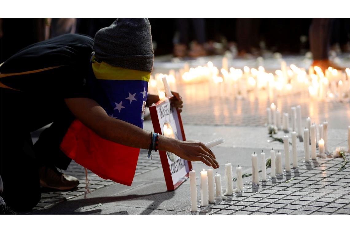 Angehörige inhaftierter Demonstranten nehmen an einer Mahnwache in Caracas teil.