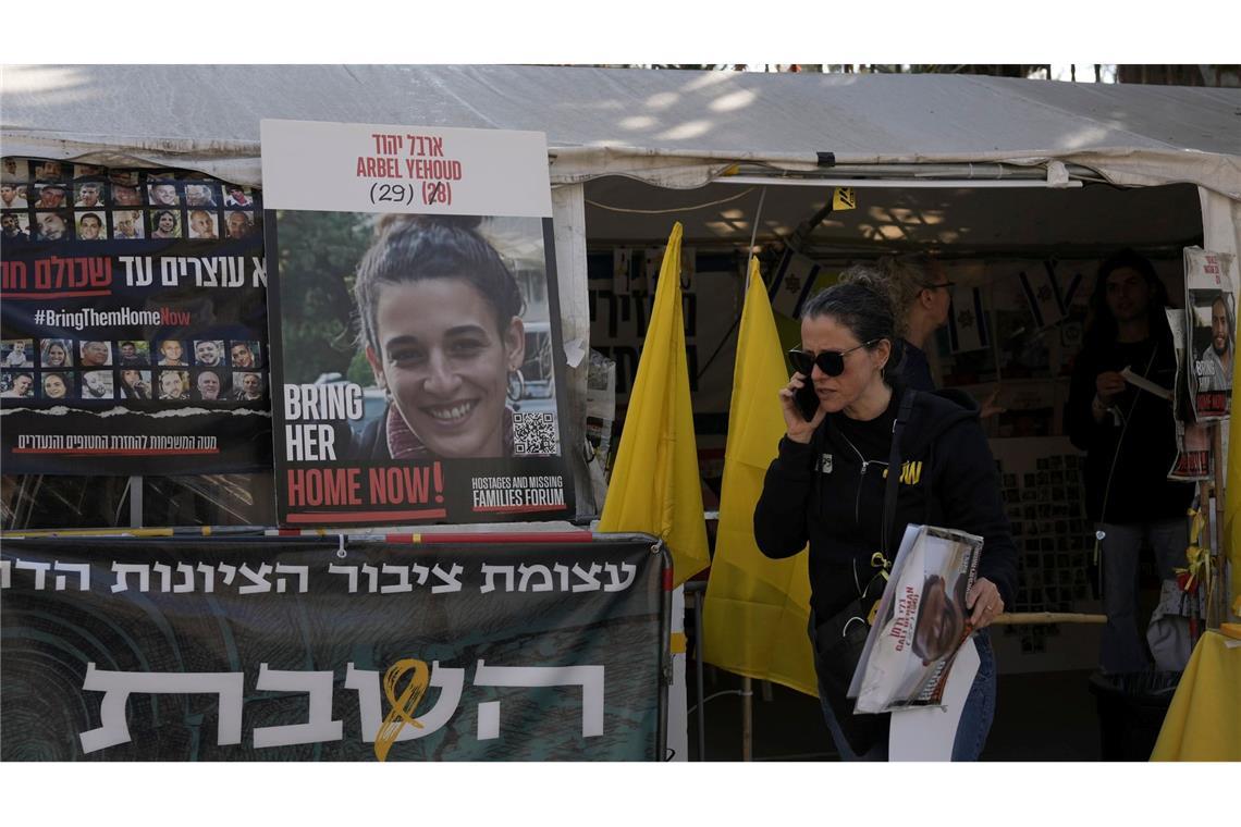 Angehörige protestieren regelmäßig für die Freilassung der Verschleppten - hier ein Plakat mit einem Bild der Deutsch-Israelin Arbel Yehud. (Archivbild)