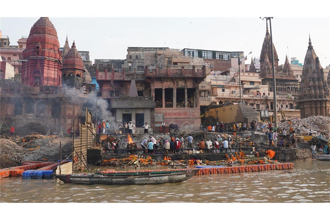 Angehörige schauen zu, wie Leichen auf Scheiterhaufen beim Ganges verbrennen.