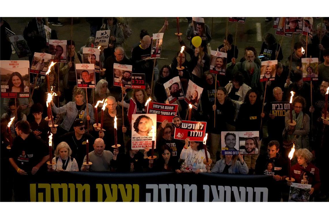 Angehörige und Freunde der Geiseln nahmen in Tel Aviv am Abend an einer Demonstration teil.