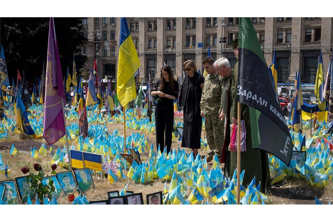 Angehörige und Freunde trauern auf dem Hauptplatz in Kiew um einen ukrainischen Piloten, der bei einem Gefecht mit den russischen Truppen getötet wurde.