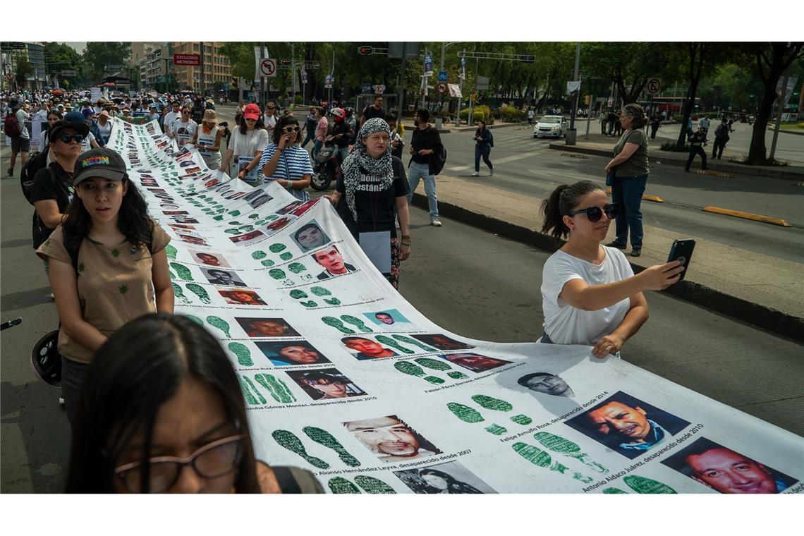 Angehörige von verschwundenen Menschen nehmen in Mexiko-Stadt an einem Protest gegen die schleppenden Ermittlungen teil. Nach offiziellen Angaben gelten in Mexiko rund 100.000 Menschen als verschwunden.