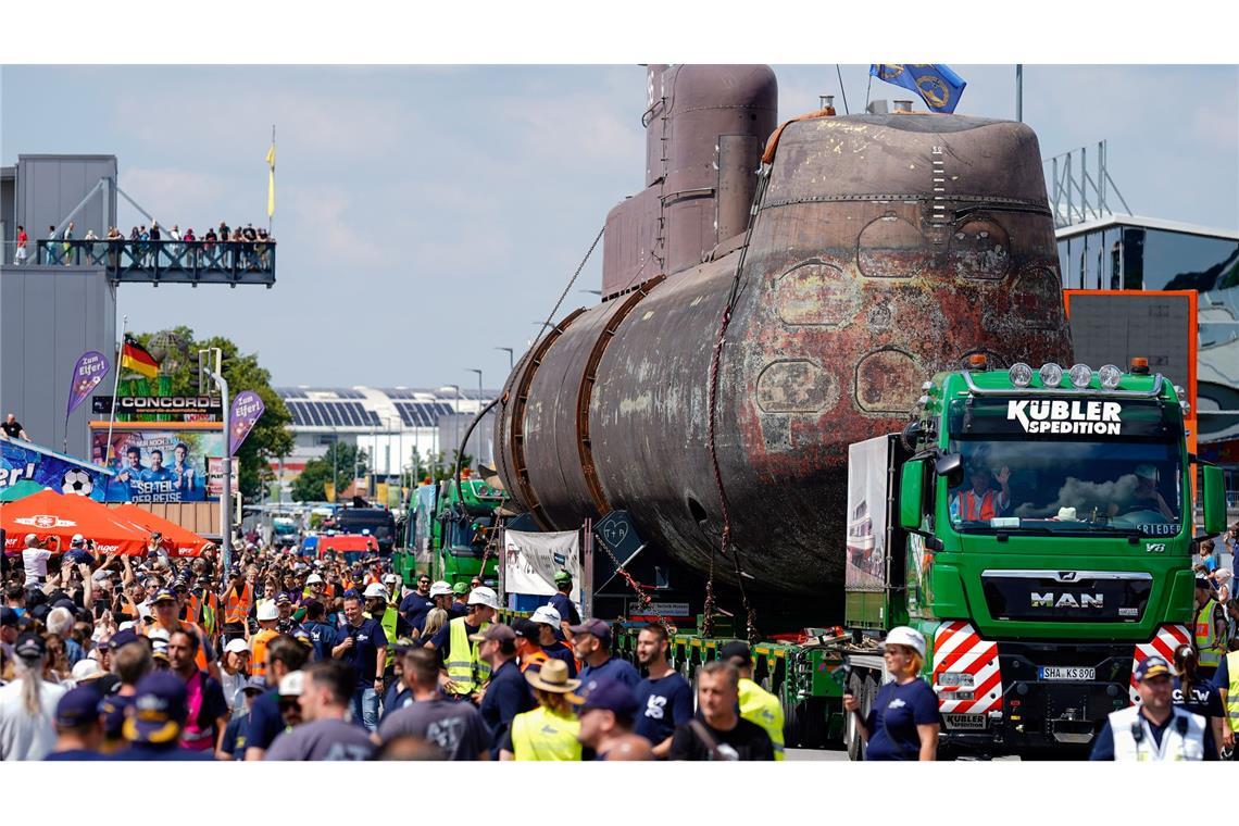 Angekommen: Marine-U-Boot U17 kommt im Technikmuseum in Sinsheim an.