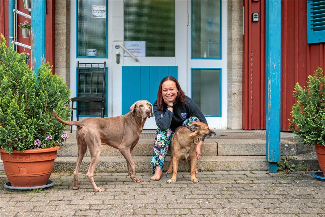 Angela Kachel vor dem Eingang der Eugen-Nägele-Jugendherberge Murrhardt mit ihren beiden Vierbeinern Lenn und Lisa. Foto: Stefan Bossow