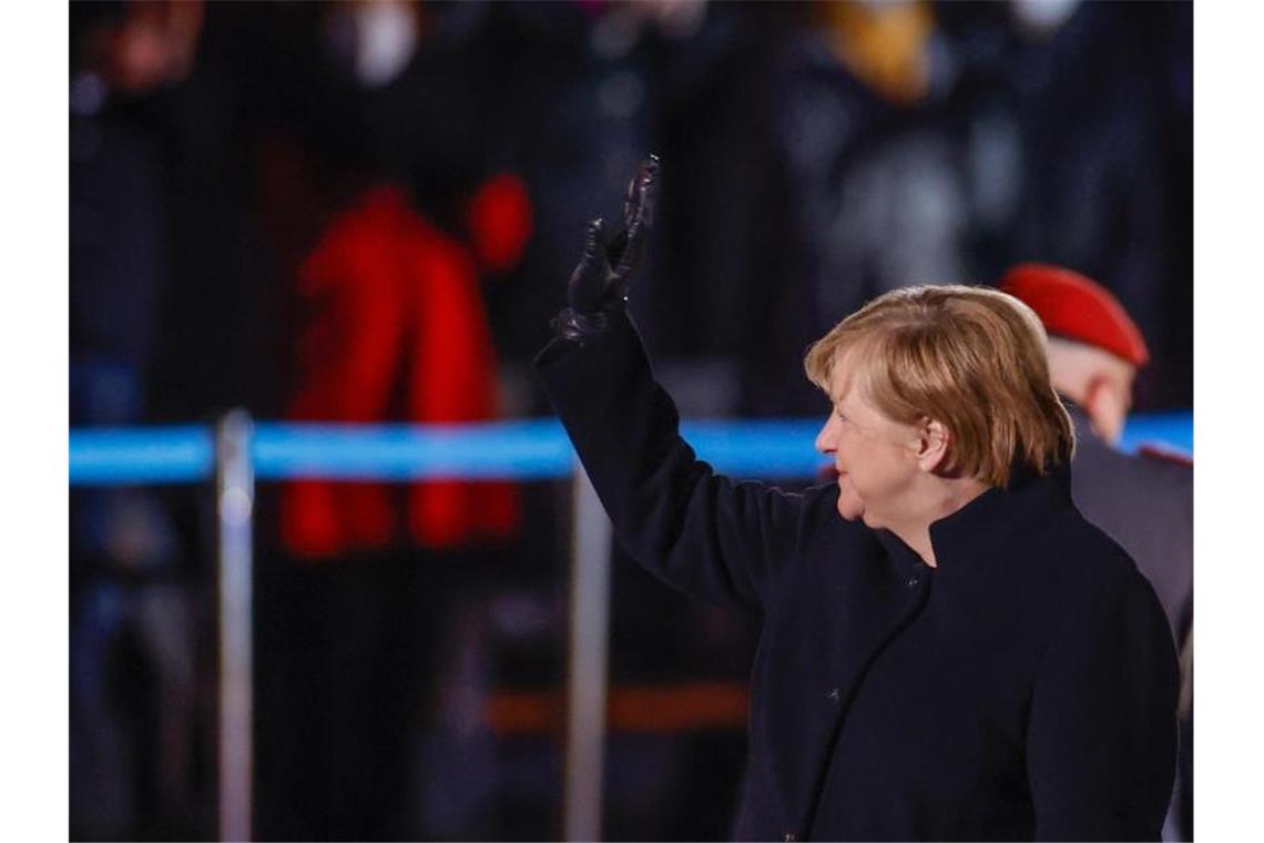 Großer Zapfenstreich für Merkel: „Farbfilm“ und etwas Gefühl Angela Merkel ist seit dem 22. November 2005 Bundeskanzlerin der Bundesrepublik Deutschland; seit dem 26. Oktober 2021 ist sie geschäftsführend im Amt - voraussichtlich noch bis zum 8. Dezember. Foto: Odd Andersen/AFP POOL/dpa