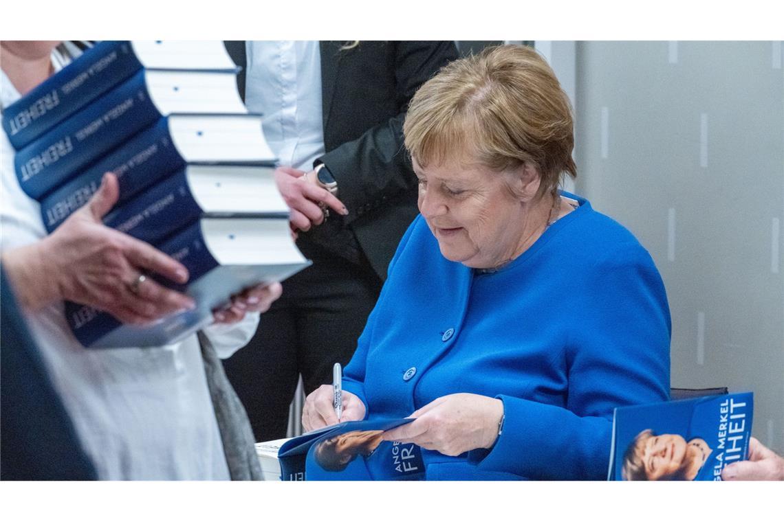 Angela Merkel signiert ihr Buch – das Werk mit 736 Seiten kostet 42 Euro.