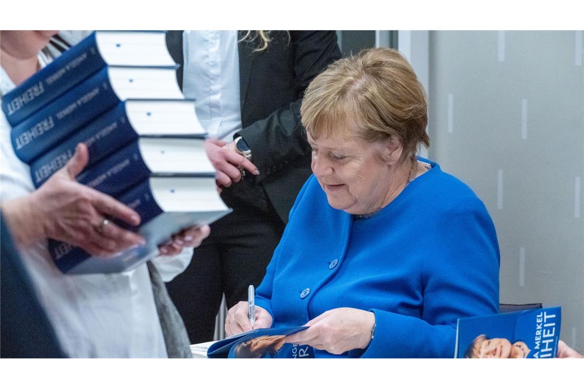 Angela Merkel signiert im Theater in Stralsund ihr Buch "Freiheit. Erinnerungen 1954 - 2021".