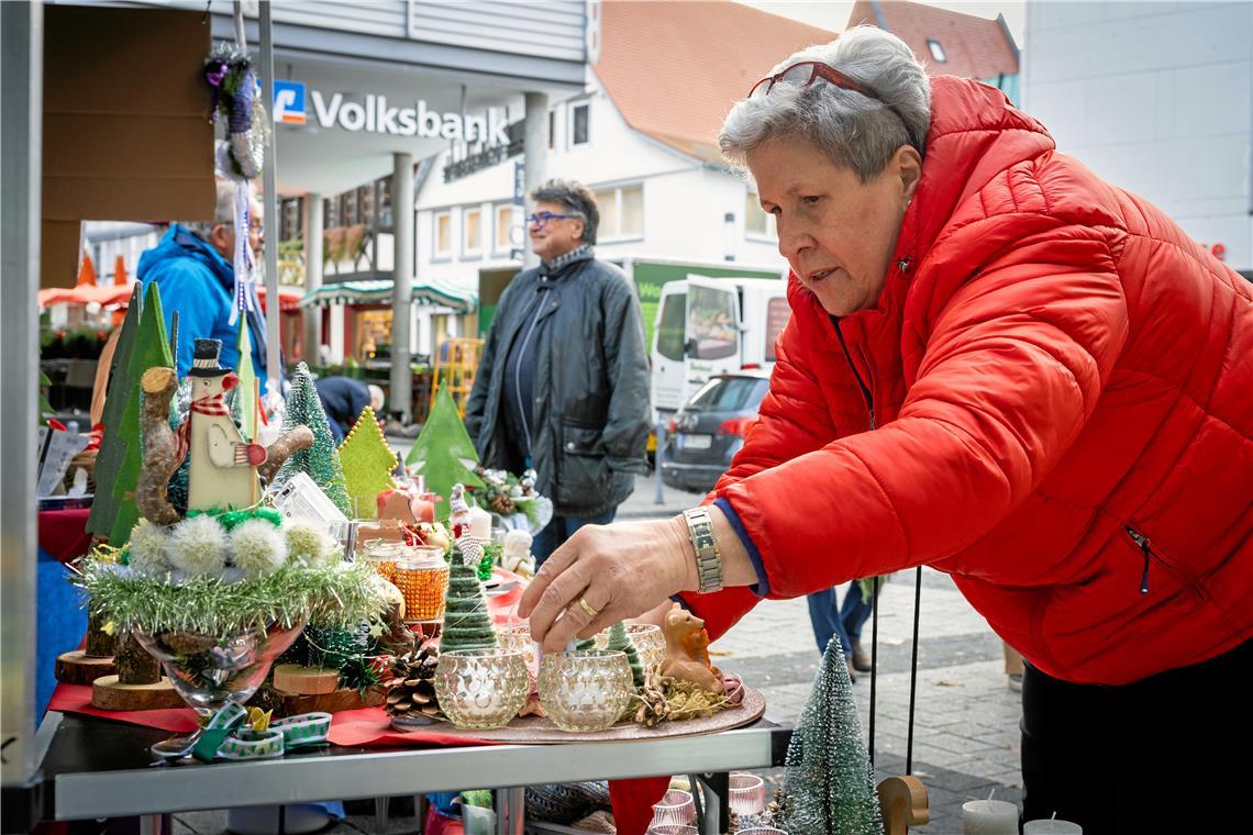 Angelika Rüb präsentiert ihre Dekoartikel auf dem Backnanger Wochenmarkt. Foto: Alexander Becher