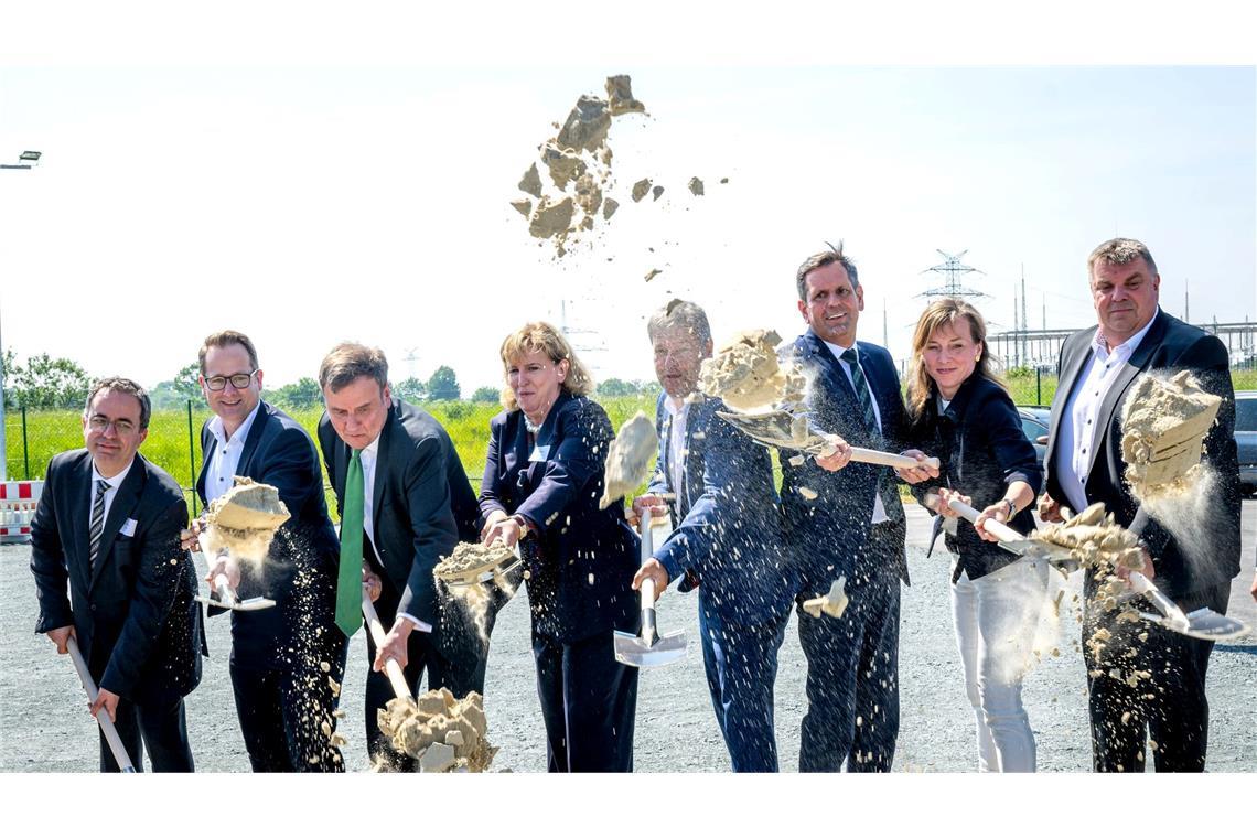 Angepackt für die erste Stromleitung zwischen Deutschland und Großbritannien: Staatsminister der beiden Länder und Vorsitzende der Projektgesellschaft neuconnect läuten die Bauphase in Wilhelmshaven ein. Das Kabel, das weitgehend durch die Nordsee verläuft, soll 2028 in Betrieb gehen.