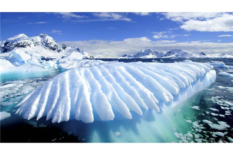 Angesammeltes Schmelzwasser und Schneematsch auf Schelfeis in der Anaktis, das in den Südlichen Ozean fließt.