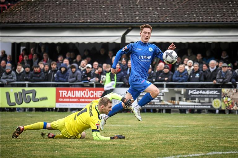 Angreifer Loris Maier war einer der auffälligsten Stuttgarter. Gleich zweimal überlistete der Ex-Backnanger seinen alten Kumpel Marcel Knauß im Tor der Gastgeber. Foto: Alexander Becher