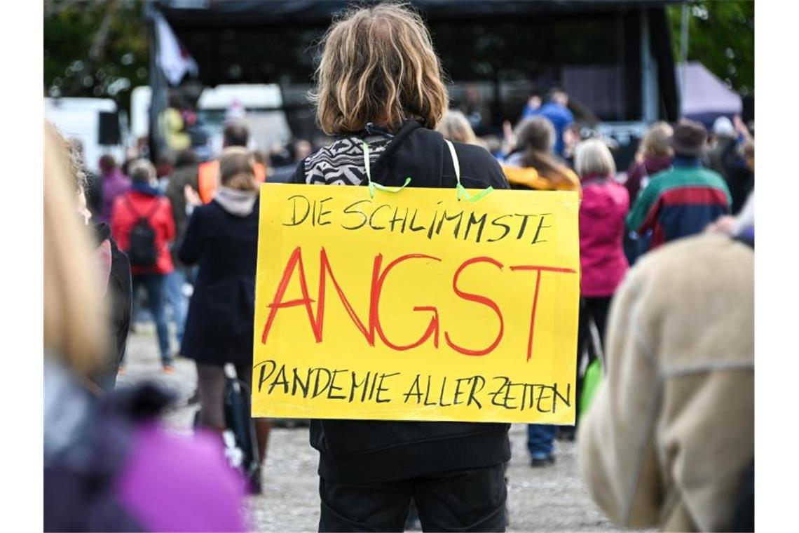 Angst sei die schlimmste Pandemie aller Zeiten, meint dieser Demonstrant bei einem Gottesdienst am Ufer des Bodensees. Foto: Felix Kästle/dpa