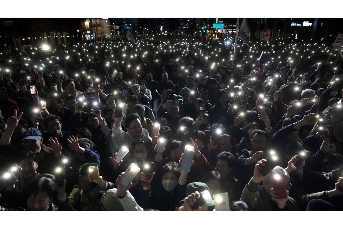 Anhänger der regierenden People Power Party lassen während des Wahlkampfs ihrer Partei die Lichter ihrer Smartphones in Seoul aufleuchten.