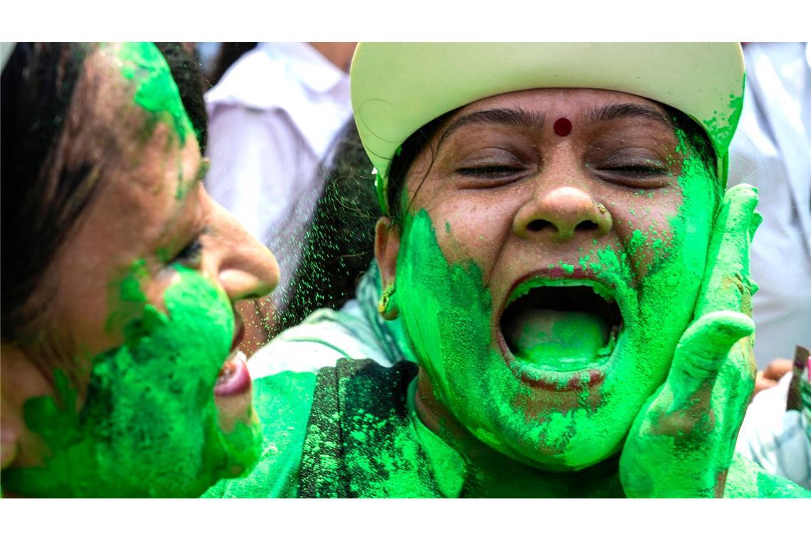 Anhänger der Trinamool Congress Party beschmieren ihre Gesichter mit grüner Farbe und feiern die Wahlergebnisse in Kolkata. Die Partei von Premierminister Modi liegt nach ersten Zahlen in Führung.