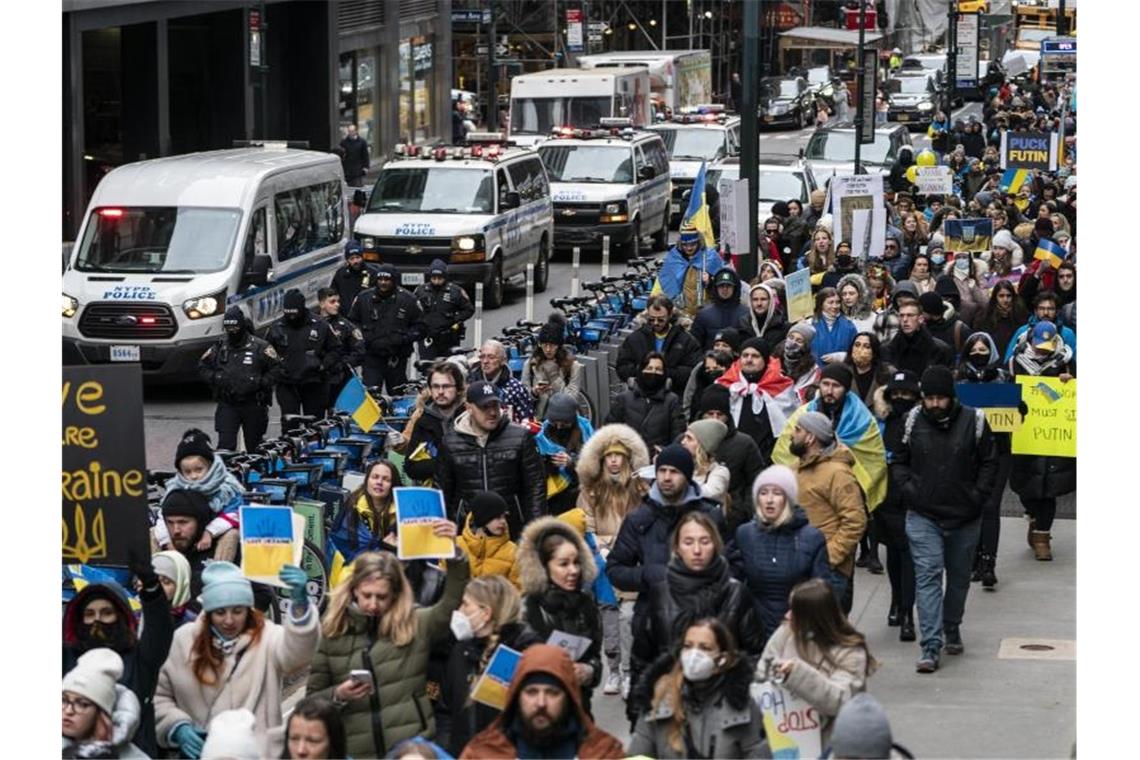 Anhänger der ukrainischen Souveränität protestieren gegen die russische Invasion in die Ukraine. Foto: John Minchillo/AP/dpa