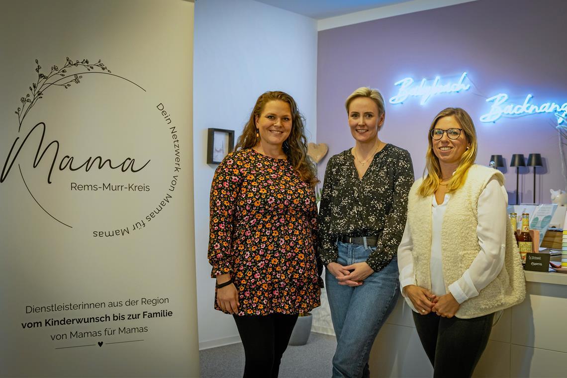 Anja König (von links), Lena Runft und Nadja Ammann haben sich im Babybeach in Backnang zum ersten Mal getroffen. Foto: Alexander Becher