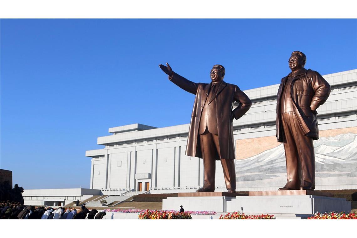 Anlässlich des 82. Geburtstages von Kim Jong Il (r) verneigen sich die Menschen in Nordkorea vor den Statuen ihrer verstorbenen Führer Kim Il Sung (l) und Kim Jong Il. Der ehemalige Machthaber starb 2011. Er war der Vater des jetzigen Machthabers Kim Jong Un.