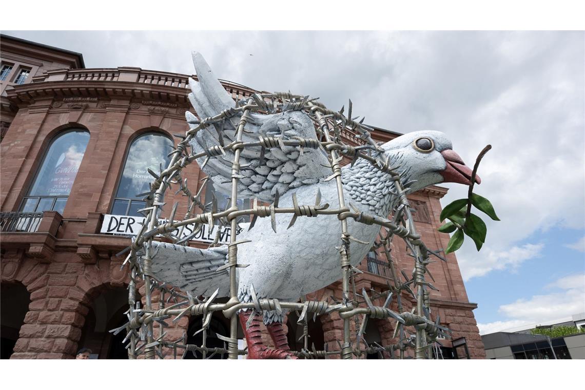 Anlässlich des "Tages der Befreiung" wurde die große "Friedenstaube" aus dem diesjährigen Rosenmontagsumzug vor dem Theater in Mainz aufgestellt.