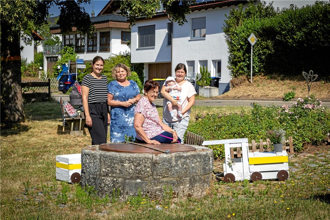 Ann-Kathrin Patzelt, Ilona Belz, Rose Gill und Carolin Patzelt, hier mit Sohn Frederick, setzen sich für einen einladenden Dorfplatz in der Gemeinde Althütte ein. Foto: Alexander Becher